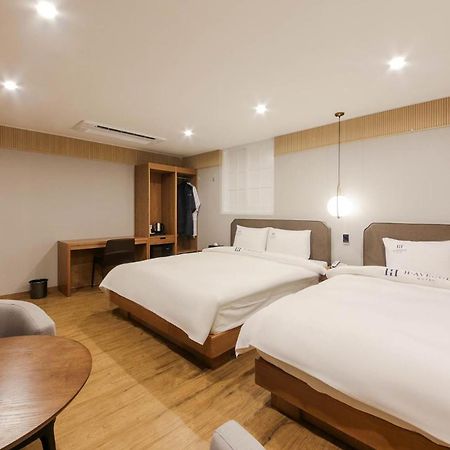 H Avenue Hotel In Кёнджу Экстерьер фото