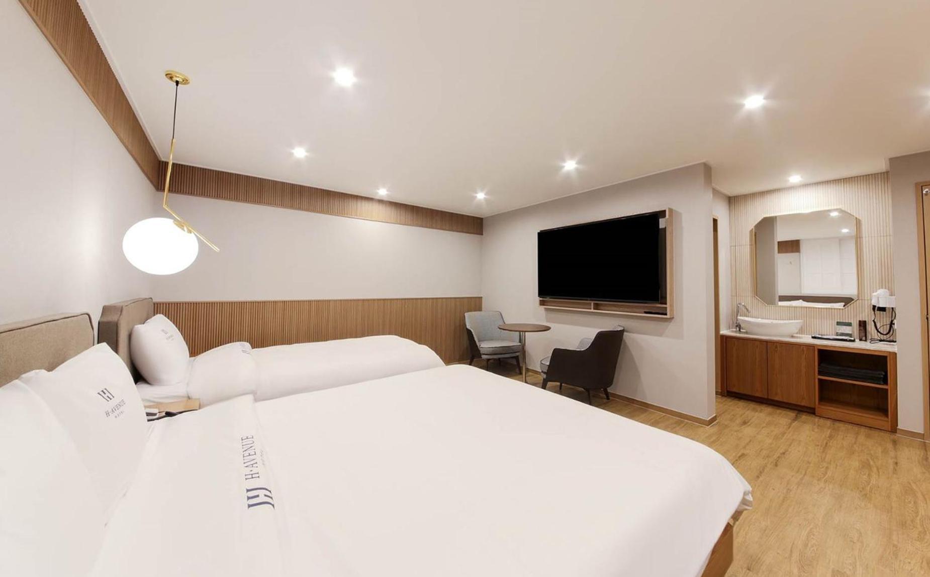 H Avenue Hotel In Кёнджу Экстерьер фото