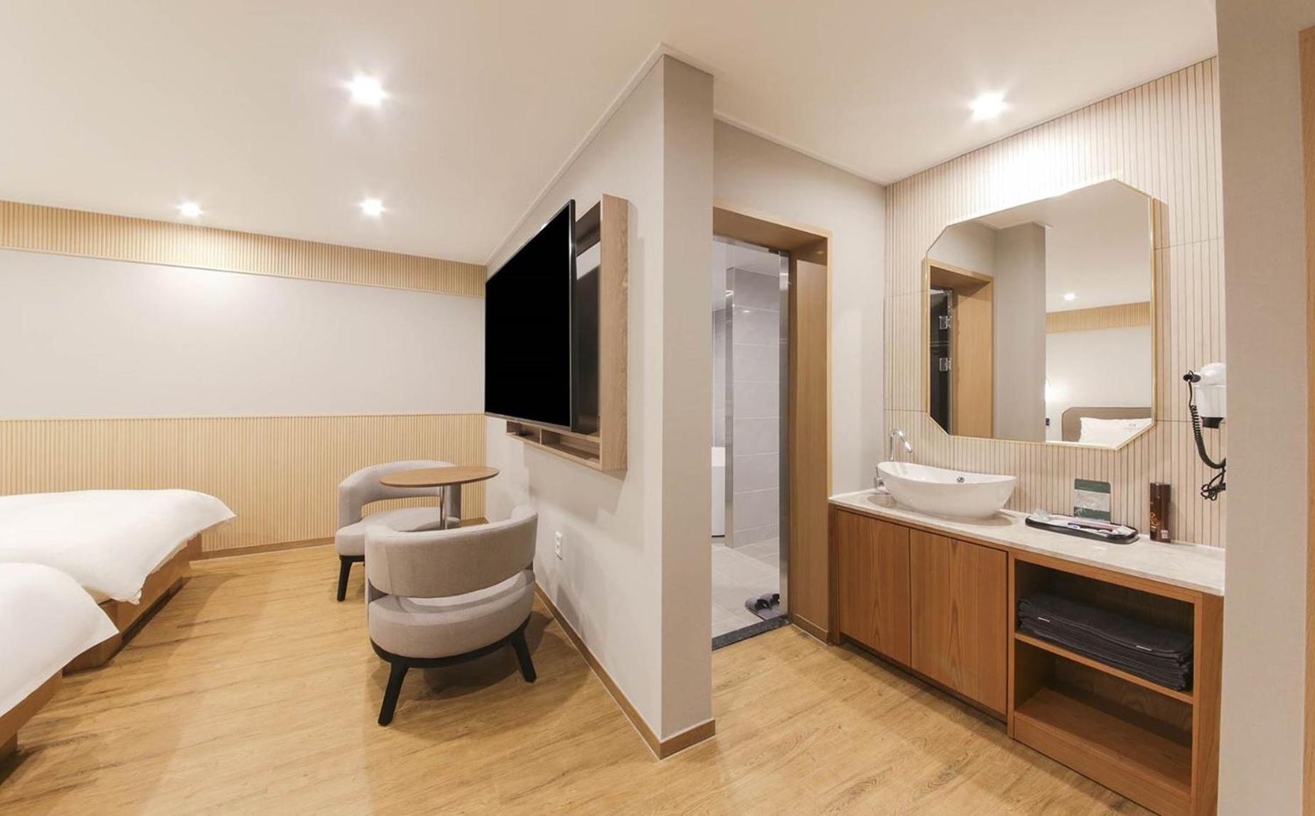 H Avenue Hotel In Кёнджу Экстерьер фото